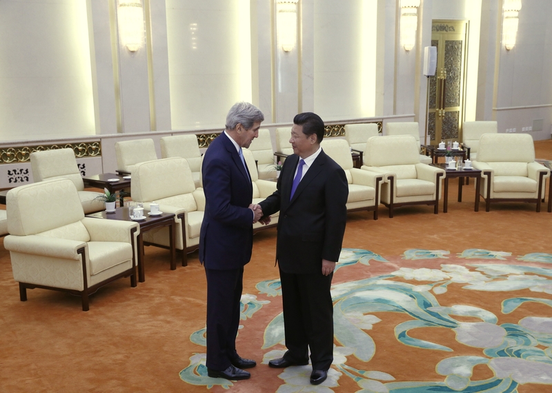 美国国务卿克里5月17日访华，和中共国家主席习近平(右)握手。(AFP/Getty Images)