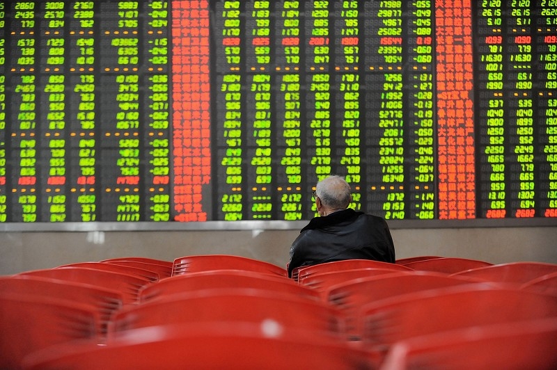 5月28日，中国股市受多重利空影响，A股暴跌6.5%跌超300点，创2季度以来最大单日跌幅，两市成交2.4万亿元再创新高，超500股跌停。图为安徽合肥一家交易所。（AFP）