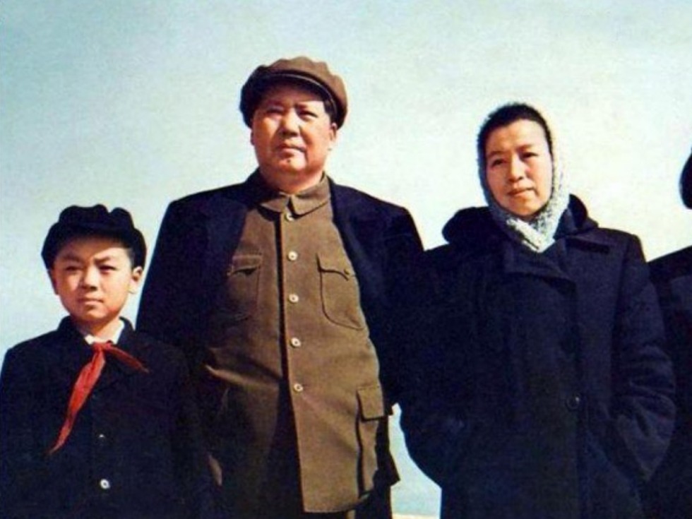 左起：毛远新、毛泽东、江青
