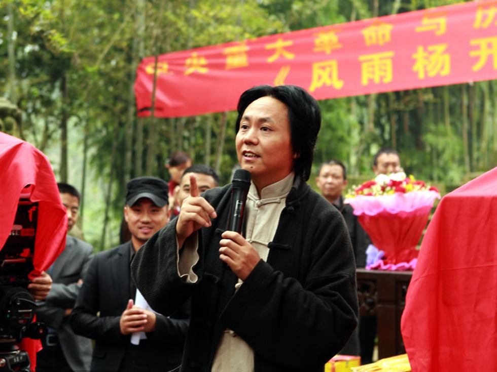 2013年11月20日，电影《毛泽东与杨开慧》开机仪式。贾云介绍拍摄情况。(网络图片)