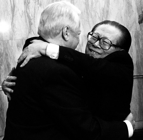 1999年底，江泽民与叶利钦秘密签订卖国条约。江泽民在钓鱼台国宾馆会见叶利钦，向世人展示了他特有的“江氏拥抱”。（网络图片）