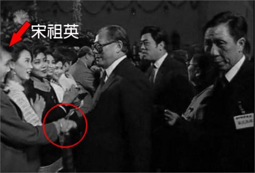 1990年春晚，江泽民和宋祖英在舞台握手，两人都恍惚了，像踩在云朵上一样不知所措。（网络图片）