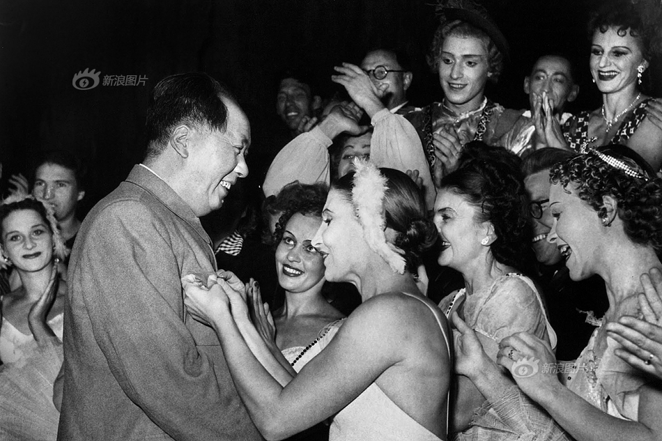 毛泽东的革命和内战更是得到苏共全面支援才推翻合法的南京政府，但苏共开始转变后，毛又疯狂地反苏。1957年毛在莫斯科看芭蕾舞演出后。