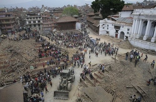 尼泊尔首都杜巴广场上的许多不是正教的寺庙在地震中倒塌。(网络图片)