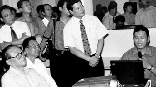 2000年8月25日，江泽民到一汽，居中站立者为时任一汽总经理竺延风（网络图片）