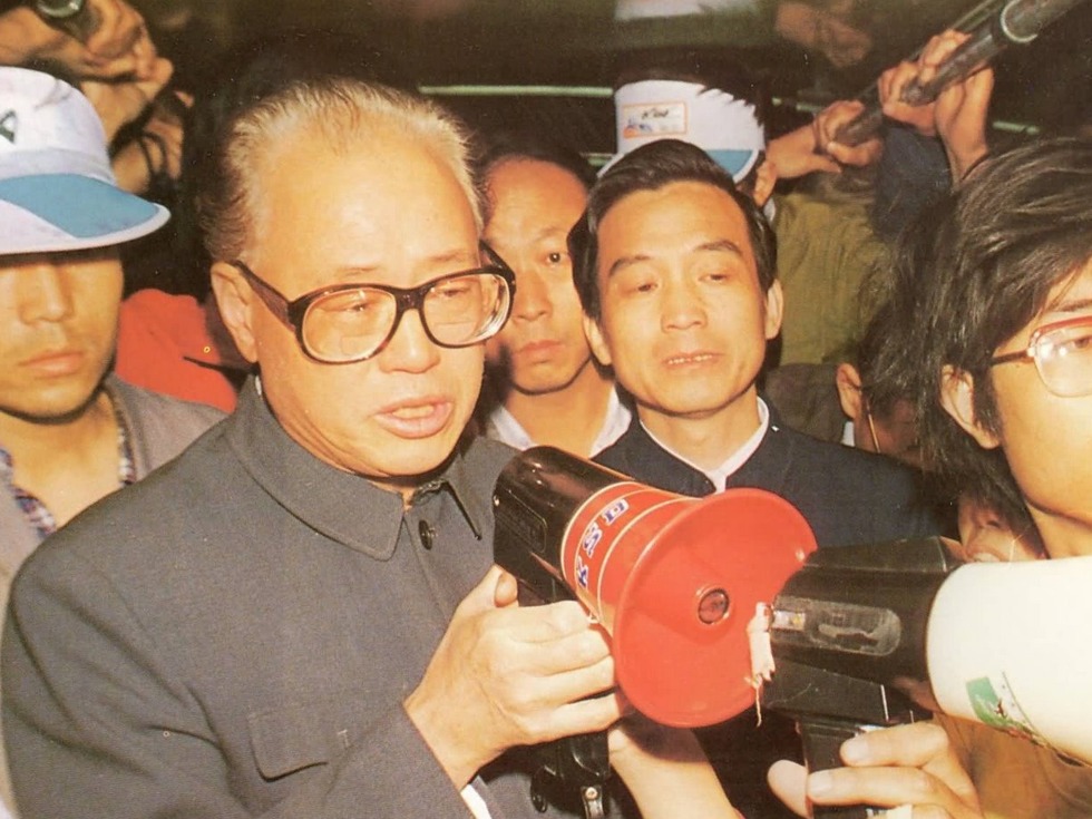 1989年5月19日，赵紫阳在时任中共中央办公厅主任温家宝陪同下，于凌晨4时50分前往天安门广场对学生发表了谈话