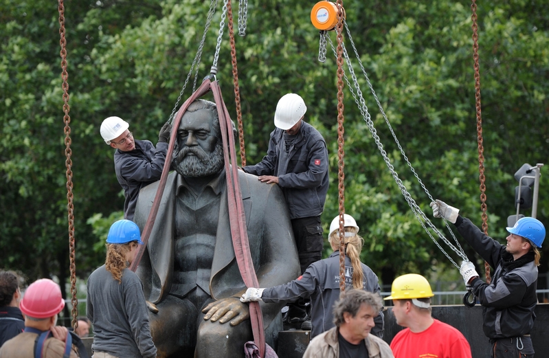 6月6日，陆媒揭马克思是在浑身是病、满身生疮的痛苦中死去。图为2010年9月德国工人正在移除柏林的一座马克思雕像。雕像是1986年前东德共产党头目昂内克竖立的。（Getty Images）