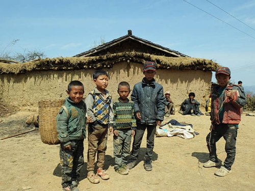 四川省大凉山区美姑县拉木阿觉乡马依村的几名孩子站在村里的一处空地上(3月25日摄) 