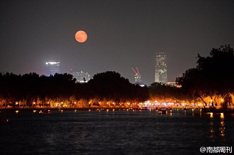 近年来，大陆“红月亮”现象频发。北京7月3日出现“红月亮”现象，引发网民热议。（网络图片）