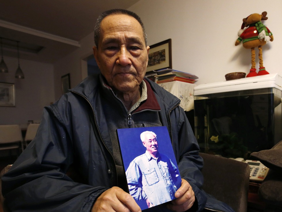 2015年1月14日，赵紫阳的前助手鲍彤抱着赵紫阳的照片，纪念他逝世第十周年
