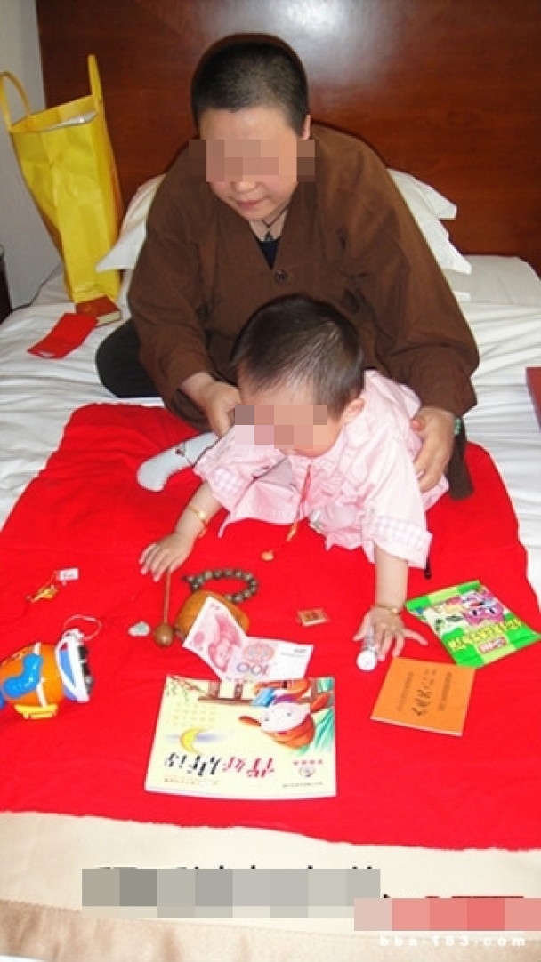 少林寺寺务委员会的释延芷法师承认，相中抱孩子的女子确为释延洁。(互联网图片)