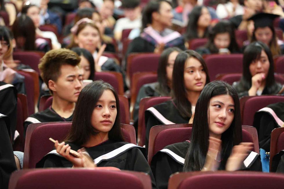 北京电影学院学生拍毕业照被赞颜值高。