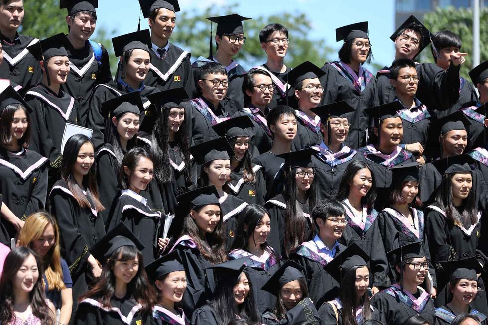北京电影学院学生拍毕业照。