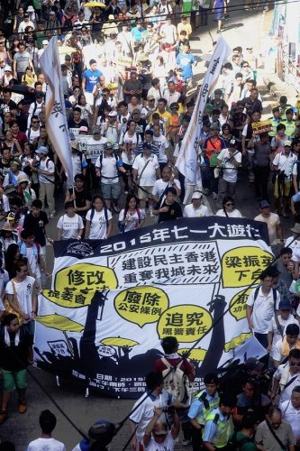 7.1大游行于下午3时于维园出发，至晚上约8时结束，主办单位民阵召集人陈倩莹表示，今年约有4.8万人参与游行。（网络图片）