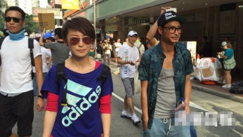 港艺人周家怡、王宗尧上街游行：社会不公， 希望港好。（网络图片）