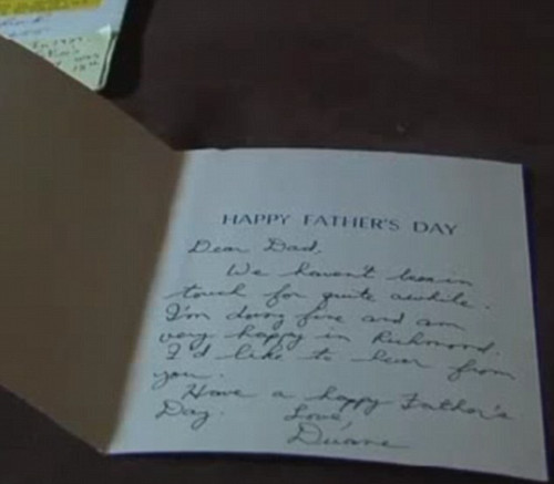 美国弗吉尼亚洲一位老人杜安·施罗克在父亲节后数日，收到了一份不同寻常的礼物，这是已故儿子迟来26年的父亲节卡片。（视频截图）