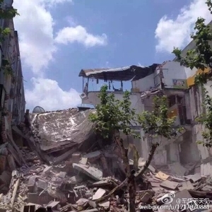 7月27日中午，杭州市富阳区一处居民楼突然整体倒塌，底层一家服装店正在营业，有4名被困人员被救出，具体被困人数不明。(网络图片) 