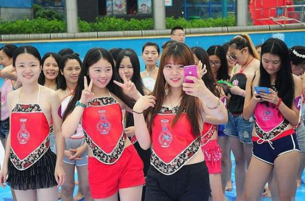6月29日，浙江杭州，一商家组织杭州数十所高中、大学的数千名毕业生身穿肚兜，拍摄毕业照。