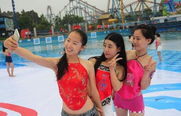 6月29日，杭州女学生穿肚兜拍毕业照