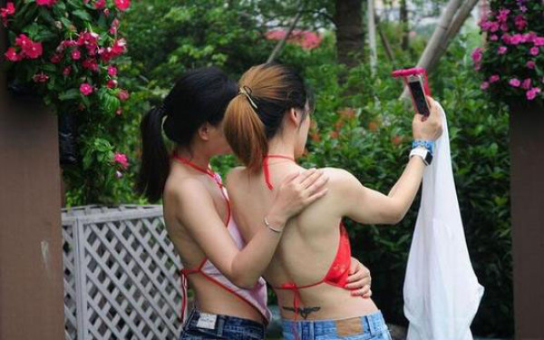 6月29日，浙江杭州，一商家组织杭州数十所高中、大学的数千名毕业生身穿肚兜，拍摄毕业照。