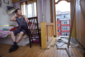 7楼和6楼的阳台整体垮塌，记者王舜天摄