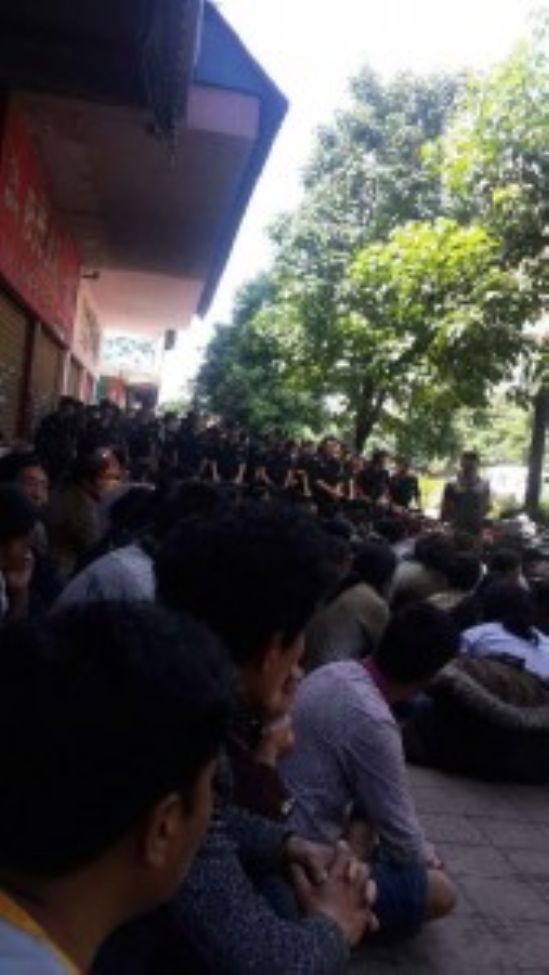 聚集在监狱外要求归还丹增德勒仁波切遗体的藏人