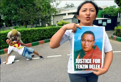 流亡藏人十七日在印度新德里的中国大使馆外抗议，为丹增德勒仁波切争取正义。（法新社）