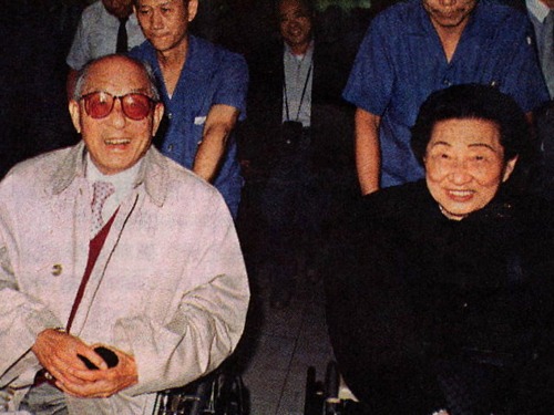 1991年6月27日，张学良在纽约出席寿庆活动后不久，与夫人赵一荻飞回台湾