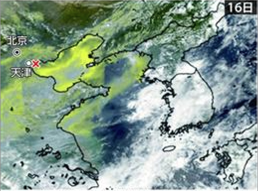 据卫星云图显示，天津港爆炸事故释放出含有害物质的污染物已经扩散到北京、河北、山东等地。云图显示的黄色地域的雨水含有害物质。（网络截图）