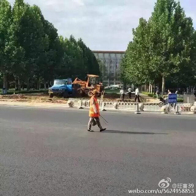 8月21日，有人发现北京中共中央党校南门江泽民题词的巨石被整块铲掉。(网络图片)