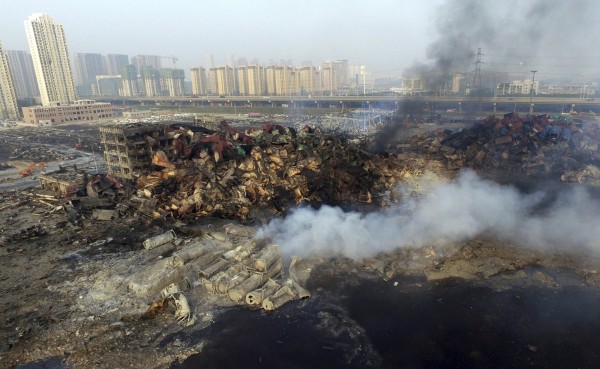 中国《新华社》报导，今天上午11时40分左右，天津滨海新区爆炸事故区域再次着火，现场至少有3个烟点。（图取自亚太日报）