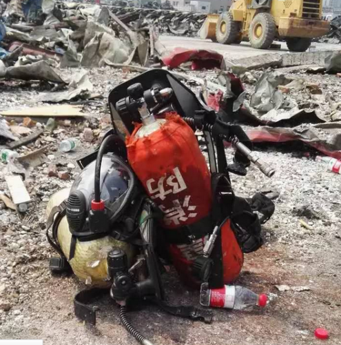 “这是某个消防员的，装备还在，人没了。”一位记者朋友发来这张图片，说。她正在天津爆炸现场采访。（网络图片）