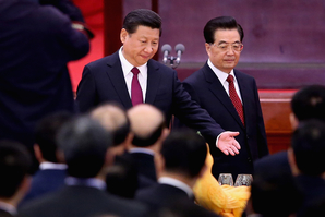 图为2014年9月30日，习近平与胡锦涛参加中共“十一”招待会。