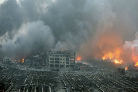 天津滨海城规早被预言“定时炸弹”，图为大爆炸事故现场。（网络图片）