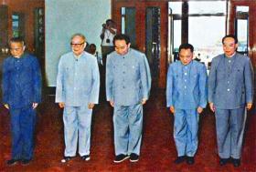 1978年(右起)汪东兴、邓小平、华国锋、叶剑英、李先念祭拜毛纪念堂。这也是邓小平唯一一次进毛纪念堂。