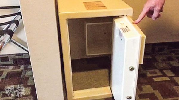 一对美籍亚裔夫妇到加拿大旅游时，把一名婴儿锁在酒店客房的保险箱，动机未明。