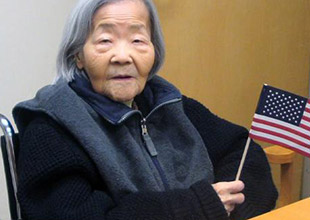 资料图：97岁的中国人潘诚仪(音)2014年加入美国籍