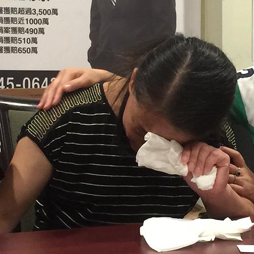 陈妻林喜月哭倒在桌上。（侨报记者崔国萁摄）