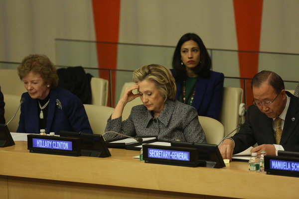 今年3月，希拉里·克林顿与助手胡玛·阿贝丁在联合国。