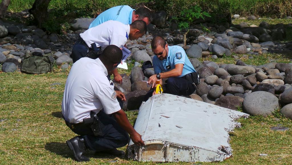 法国宪兵和警察在留尼旺岛圣安德烈海滩检查飞机残骸2015年7月29。Reuters/路透社