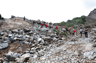 昨日，陕西山阳山体滑坡灾害失踪人员搜救工作仍在进行之中。图/CFP