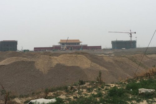 为了阅兵排练，北京搭建了“天安门城楼”（图片来源：新浪新闻）