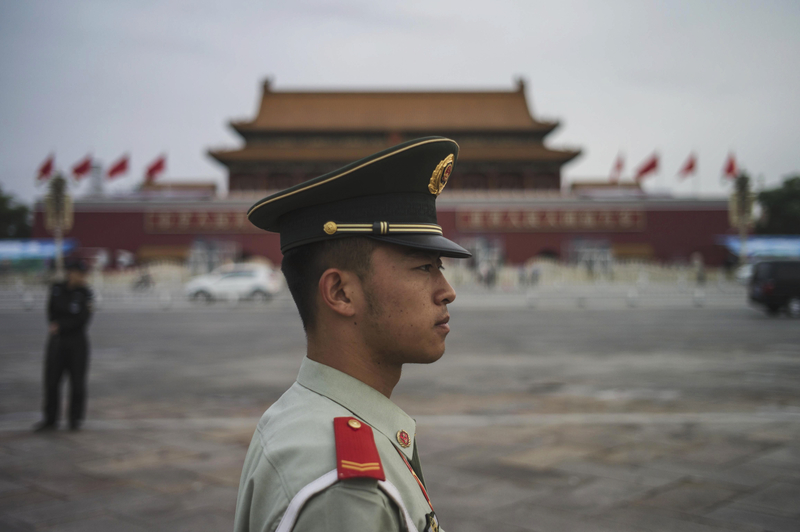 中共亡党危机加剧，中南海首次公开提执政合法性，图为北京天安门广场的士兵。（FRED DUFOUR / AFP）