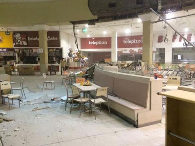 智利沿海城市拉塞雷纳（La Serena）遭遇强烈地震，购物中心内的美食广场损坏严重