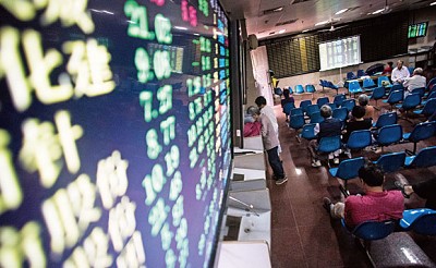 8月11日，人行突然宣布引导人民币中间价贬值的决定，市场对中共政府信心全失，投资者谁也不愿意对中国市场投资，都在等待和观望。(AFP)