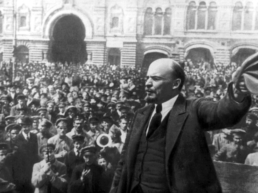 美国政府于1918年10月公布了一批档案资料，全面证明列宁是奉德国的命令行事的。图为列宁在街头发表演讲