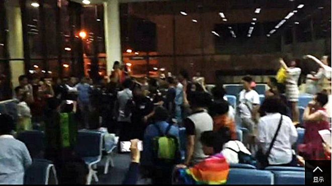 一群中国游客大闹曼谷廊曼机场，高声唱中国国歌“义勇军进行曲”。
