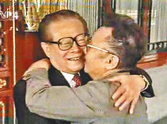 2004年4月，时任中央军委主席的江泽民在北京接待金正日，一上前就来了个揽颈搂腰的拥抱，两人险些嘴对嘴，几近情人接吻，有失外交礼仪，令人恶心。(网络图片)