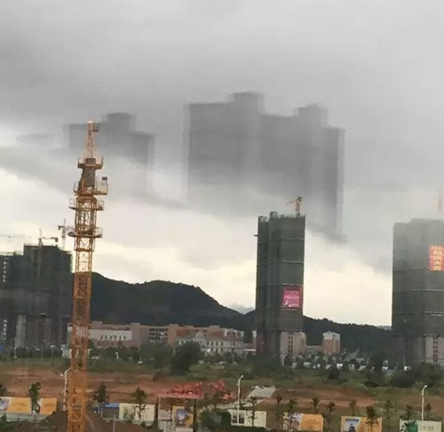 10月8日下午5时许，武宁县沙田新区上空突然出现几处巨大的楼房。（网络图片）