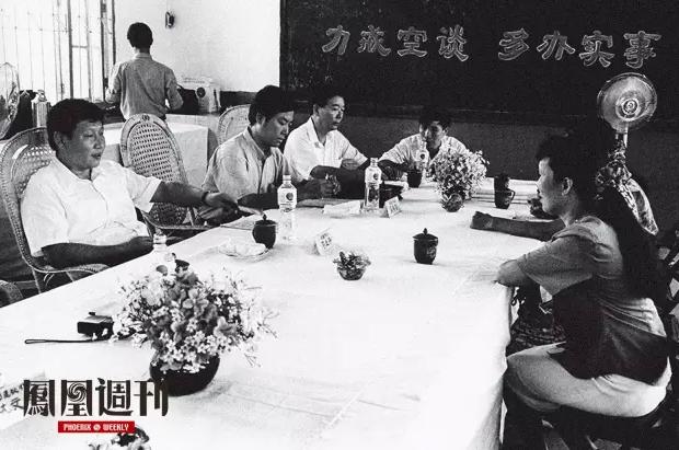 1993年8月，时任福建省福州市委书记的习近平(左一)在福州市、台江区领导联合接待群众日接待群众。